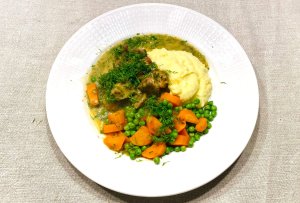 Finnish dill stew (Tilliliha) with tender slow-cooked meat, served alongside creamy mashed potatoes, boiled carrots, and green peas.