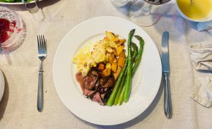 Pan-fried lamb tenderloin served with creamy Finnish garlic potatoes and green asparagus
