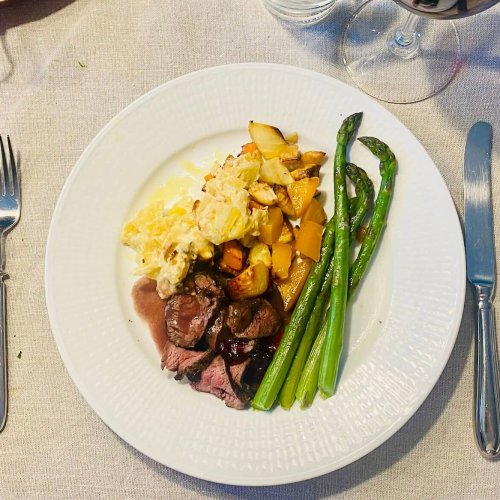 Pan-fried lamb tenderloin served with creamy Finnish garlic potatoes and green asparagus